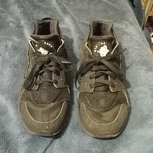 Black Nike Huaraches